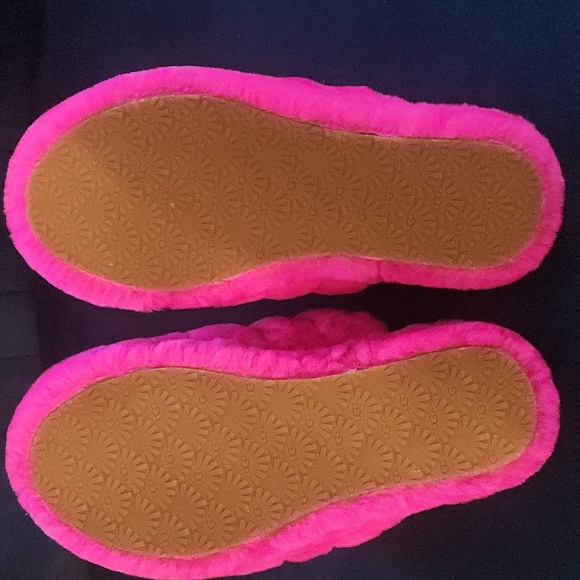 UGG VIBRANT PINK FUZZY SLIPPERS Size 4. - Picture 3 of 9